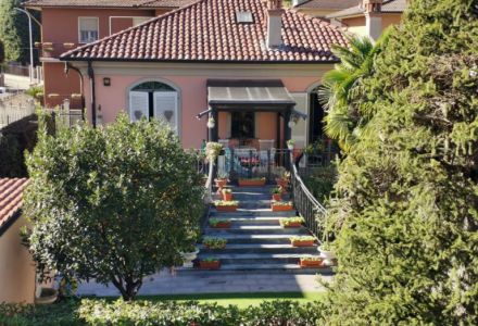 Villa indipendente con giardino